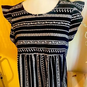 Fun top!! Ruffle sleeves, multi black.